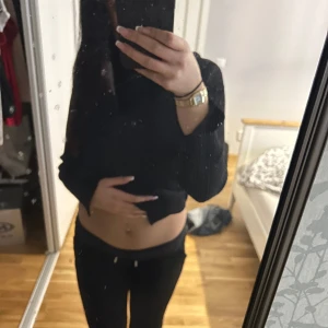 Svarta juciy byxor  - Säljer mina älskade juciy byxor. bra skick och ser nya ut. Storlek Xs men skulle även passa en med S. Är 165 lång och de passar perfekt me längden på mig. Fickor där bak. Köparen står för frakten!