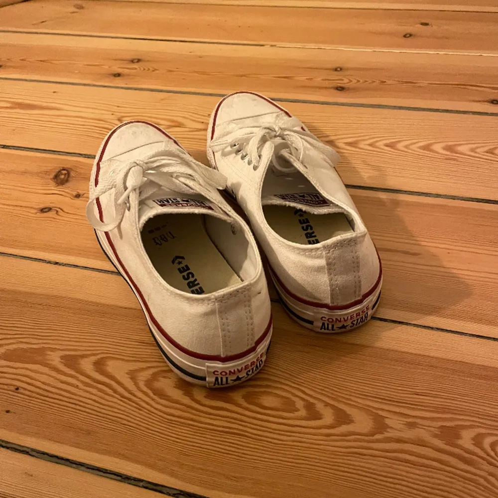 Låga vita Converse i strl 38. Använda ett fåtal gånger, inget slitage på, men lite små fläckar där fram på skon. Frakt tillkommer.. Skor.