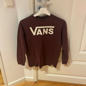 Vans hoodie - Säljer min vinröda Vans tröja i storlek M, men tror att den är M Junior för den sitter som en XS/XSS. 🤍 (lite solblekt därav priset)