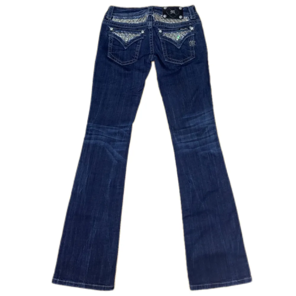 Miss Me jeans i modellen ”JP6239B/boot” midjemåttet rakt över är 38cm. Ytterbenet 105cm och innerbenet 87cm. Jeansen är som nya. Kontakta vid intresse!. Jeans & Byxor.