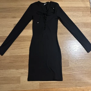 Svart klänning - Svart klänning grån Gina tricot, storlek XS, använd fåtal gånger.