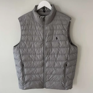 Ralp Lauren väst  - Säljer denna Ralp Lauren västen som bara är använd ett fåtal gånger och är i nyskick. Köptes för 3400