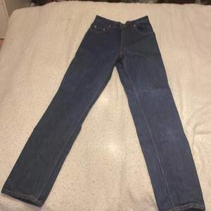 Ett par LEVI STRAUSS Jeans! Använda 1-3 gånger, jättefint Skick. Jag köpte dem för ungefär 1400kr och säljer dem för 700kr!! Skriv till mig om: frågor, upphämtning eller någonting annat! (Inga skador någon stans!)🤍🫶🏻☺️👍🏼