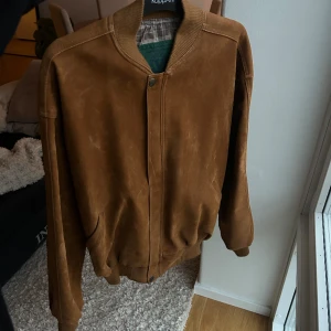 Bomberjacka - Säljer denna bomberjacka som är köpt second hand. Den är i storlek L🤍