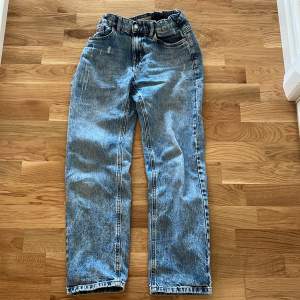 Det är ett par snygga ljusblåa jeans som används i cirka en månad. Inga tecken på att dom är använda. Skicka till mig om du har frågor.