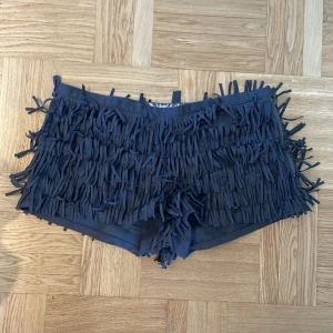 Shorts - Lågmidjade shorts med fransar