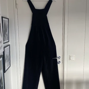 Svarta hängslebyxor - Svarta hängslebyxor, lite manchesterkänsla. Är ursprungligen från asos och storlek 34.