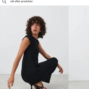 Klänning  - Säljer en jättefin svart klänning från ginatricot. Samma som på bilden fast i den kortare modellen. Storlek M. Endast testad❤️