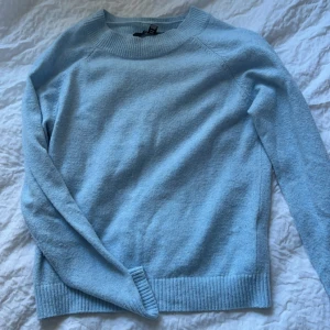 Stickad tröja - Blå stickad från veromoda. Sällan använd. Hör av er vid funderingar☺️