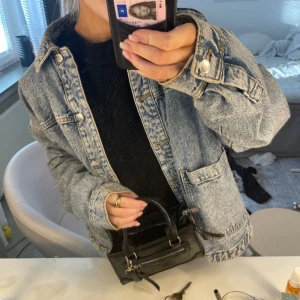 Jeansjacka - Säljer denna as snygga jeansjackan ifrån zara! Köpte för kring 500kr 😊