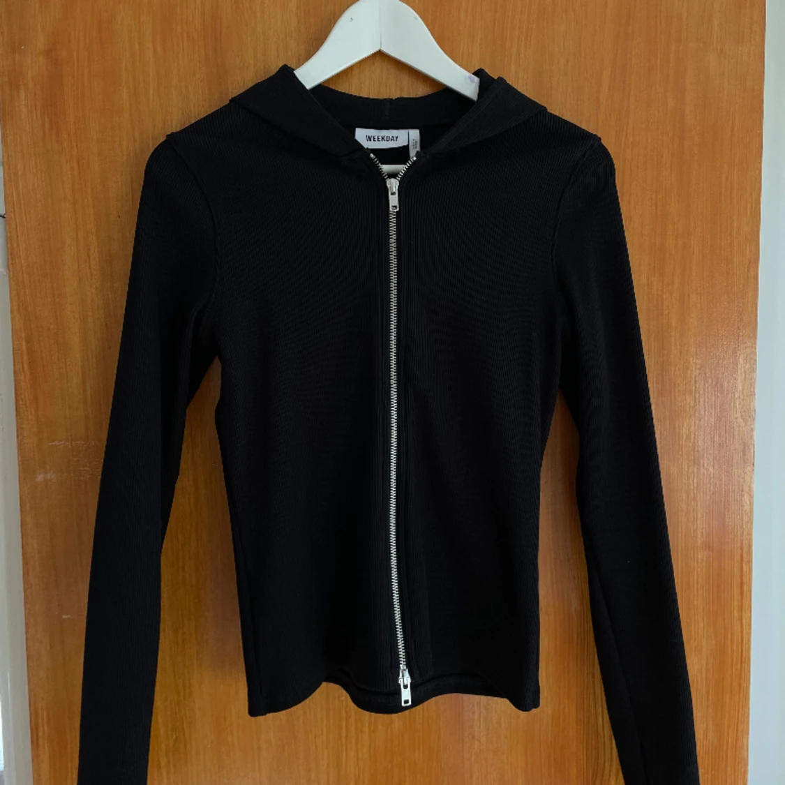 Tight huvtröja med zip WEEKDAY 