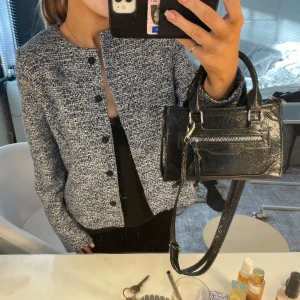 Kofta - Säljer denna as snygga koftan från Carin Wester! Tryck gärna på köp nu knappen! 💕