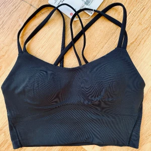 Lululemon sportbh - Lululemon ”Like a cloud Long Line Bra B/C” i storlek 2. Säljer eftersom råkat köpa fel produkt och glömde skicka tillbaka. Aldrig använd. Testat en gång. 