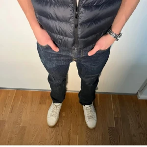 Ett par nudie jeans i bra skick och bra pris - Nudie jeans i moddelen sleppy Sixten. Modellen på bilden är ca 183 cm Storlek: W29 L32