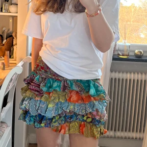 Färgglad kjol från zara - Rolig o snygg minikjol från zara i massa färger! Perfekt till sommar och sol☀️💕