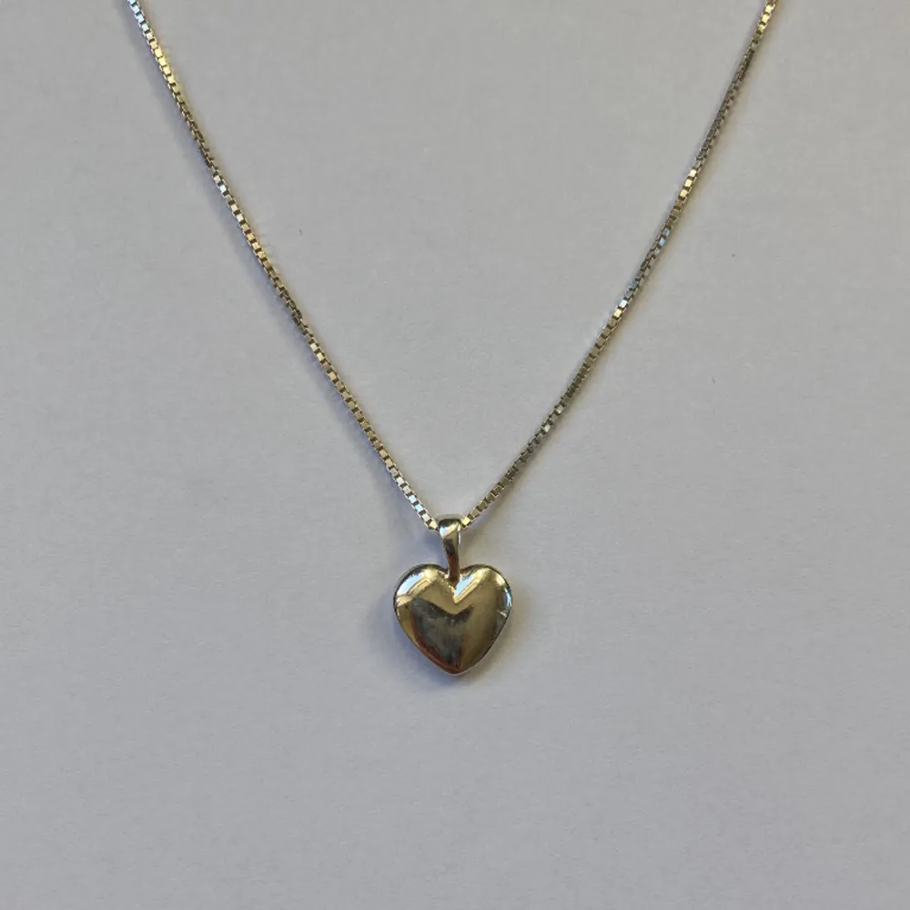 Silver halsband med ett fint litet hjärta. Aldrig använt, säljer på grund av att jag har ett likadant💞 Från ur&penn. Accessoarer.