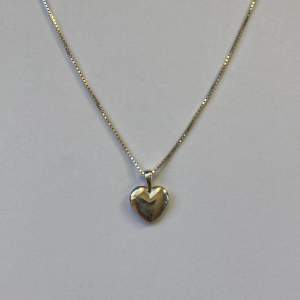 Silver halsband med ett fint litet hjärta. Aldrig använt, säljer på grund av att jag har ett likadant💞 Från ur&penn