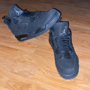 jordan 4 - säljer mina tokfräscha j4 black cats nu för använder ej längre då de ej passar stilen.