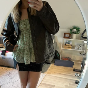 Volangtopp/kjol - Jättesöt grön kjol (kan även användas som volangtopp) med små blommor 🌷 Säljer då den tyvärr inte kommer till användning 💕