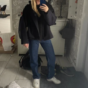 Mörkblå jeans - Jeans med mid Waist, använda 1 gång. Kommer inte tilll användning då jag har liknande