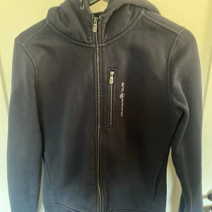 Sailracing hoodie - Världigt gott skick, storlek M men passar bra till folk som vanligtvis har s.