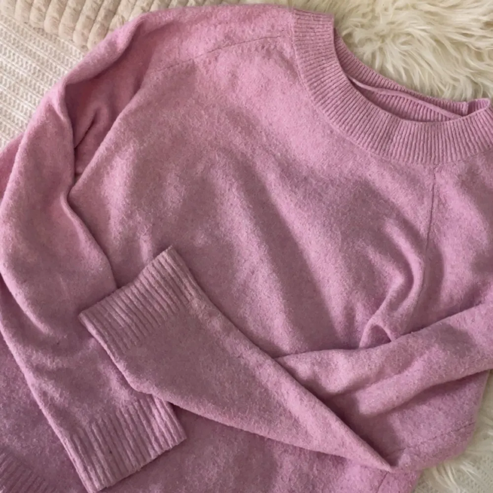Superfin rosa stickad tröja ifrån Veromoda, väl använd men i bra skick! Skriv för fler bilder och frågor 🥰. Stickat.