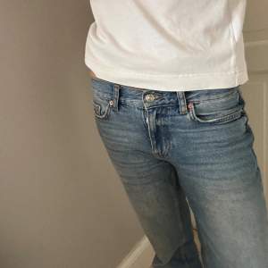 Skit snygga low waist jeans från Gina. Sparsamt använda, lite slitningar längst ner. Skriv för mer bilder!!