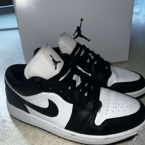 Jordan 1 Low - Hej jag säljer mina Jordan 1 Lows då jag inte använder dom längre. Har använt dom i ca 2 månader men är i väldigt bra skick. Ordinarie pris 1500kr för fler bilder skriv, kartongen medföljer och priset kan diskuteras vid snabb affär🥰