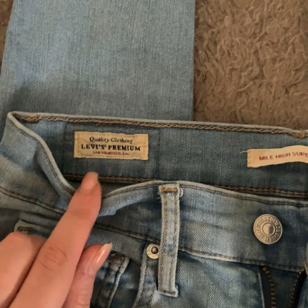 Superfina somriga jeans som är tyvärr för små på mig! Köpta för mer än 1000 kr, storlek 27 (XS-S), använda bara en sommar. Gäller frakt eller mötas upp i Kristianstad. . Jeans & Byxor.