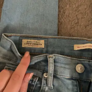 Superfina somriga jeans som är tyvärr för små på mig! Köpta för mer än 1000 kr, storlek 27 (XS-S), använda bara en sommar. Gäller frakt eller mötas upp i Kristianstad. 
