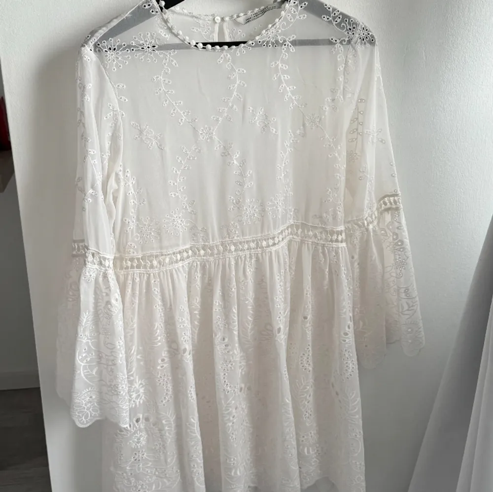 Vit spetsklänning från Zara i storlek M🎀 Skulle säga att klänningen passar S och M. Endast använd 2 gånger. . Klänningar.