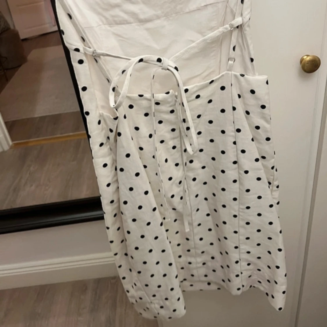 prickig miniklänning öppen rygg  - 90