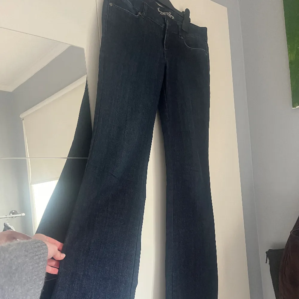 Low waist jeans ingen storlek men midje mått är ca 39cm, från gren till midja ca 20cm. Super snygga men tyvärr lite stora på mig!. Jeans & Byxor.
