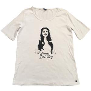 T-shirt med handtryckt Lana Del Rey tryck på! OBS! Liten fläck finns (se sista bild)