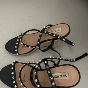 Klackskor  - Säljer dessa klackskor från Steve Madden i storlek 39