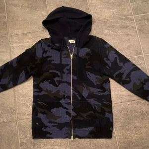 Zadig Voltaire Cashmere Hoodie - Zadig Voltaire Kasmir Zip (30%) / Cardigan | Vädligt bra skick | Storlek M, men passar också L | Nypris ca 4000kr | Väldigt efterfrågad och sällsynt! Pris kan diskuteras‼️