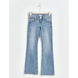 Ljus blå lågmidjade jeans från Gina 💗 - Säljer pågrund utav att jag inte Andvänder dom. Jeansen är köpta för ungefär 2 månader sen och är andvända 2-3 gånger.💓💓