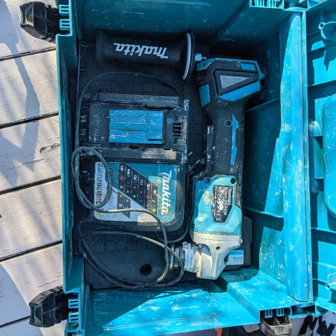 Makita vinkelslip I box med laddare, batteri och laddare