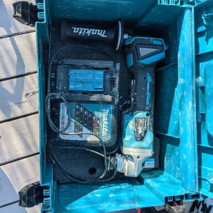 Makita vinkelslip I box med laddare, batteri och laddare - Gott skick dock använd. Allt funkar. Nypris 5000kr med box o allt