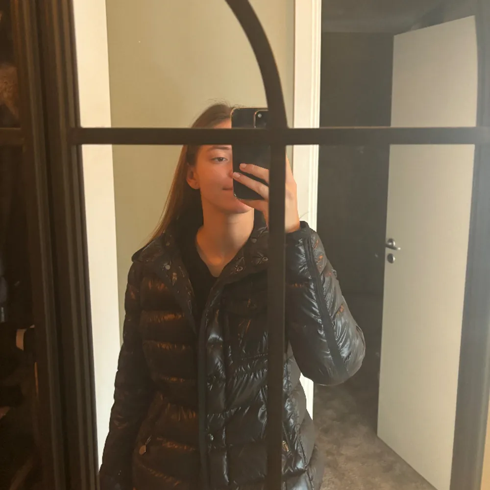 Kollar intresset på min fina moncler jacka. Modellen är i storlek 2, och finns även päls luva om man skulle vilja ha det, fråga om bild. Tyvär är jackan äldre så har slarvat bort kvittot och därav priset, men kan sjölv garantera äkthet!💖. Takit.