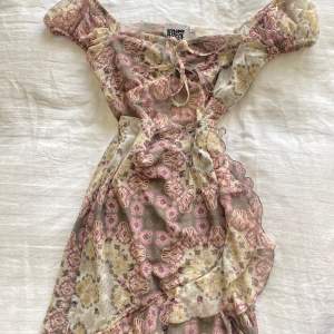 Set kjol och topp från reclaimed vintage. Aldrig använt, ny skick. Köpt på asos. 