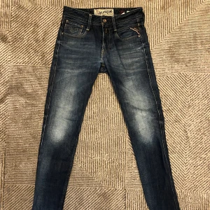 Replay jeans - Säljer mina riktigt feta Replay jeans eftersom dem är för små. Storleken är 28/32 och skicket är 10/10, modellen är anbass. Hör av dig vid minsta fråga 👍☺️