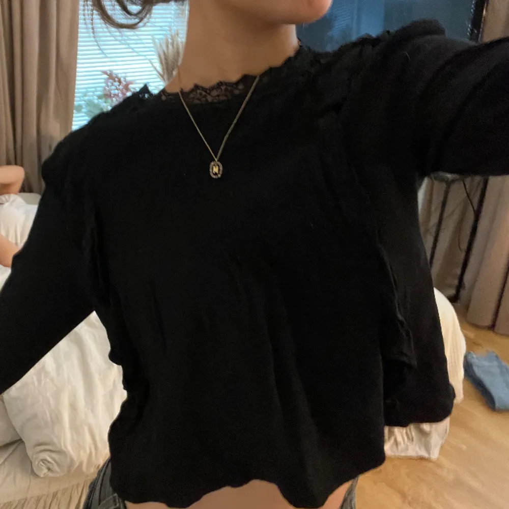 Säljer denna svarta blusen från zara helt oanvänd det är storlek S men skulle lika gärna kunna passa XS. Puserot.