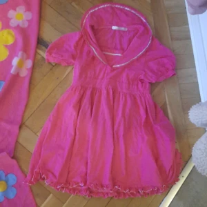 Rosa kawaii klänning med krage - Storlek; SMALL/MEDIUM