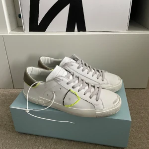 Philippe Model skor  - Säljer ett par HELT NYA Philippe Model skor! Storlek 41 men dom är stora i storleken! Tagsen sitter kvar! Box medkommer vid köp!  Hör gärna av dig om du har frågor! 