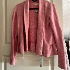 Odd Molly rosa kofta - Jag vill sälja denna jättefina odd Molly rosa koftan. Koftan är i nyskick och har absolut inga tecken på användning. ❗️❗️Orginal pris 3000❗️❗️
