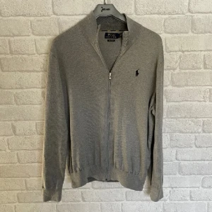  Ralph Lauren tröja  - Säljer en snygg och bekväm polo Ralph lauren den är lite för liten för mig men annars inget fel nypris 2000 och mycket bra skick 