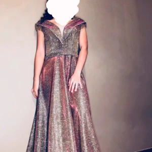 Klänning - Jag vill sälja denna jättefina brun rosa grå klänningen. Den är i helt nyskick och det finns inga täcken på användning. Orginalpriset är 1200.💕