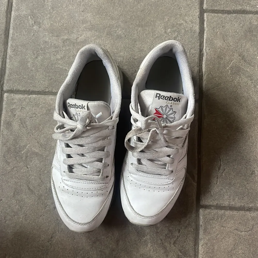 Vita sneakers från Reebok, använda men bra skick. Fler bilder kan ordnas, storlek 35 / 23,3 cm. Pris kan diskuteras :). Skor.