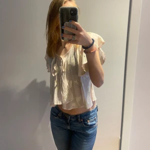 Sommartopp - En supersöt rosa sommartopp med fjärilar i guld som detalj. Är i mycket bra skick och har inte använts på länge. Kan passa med t.ex en lång vit kjol till sommaren💕☀️ Hör av er kring frågor 